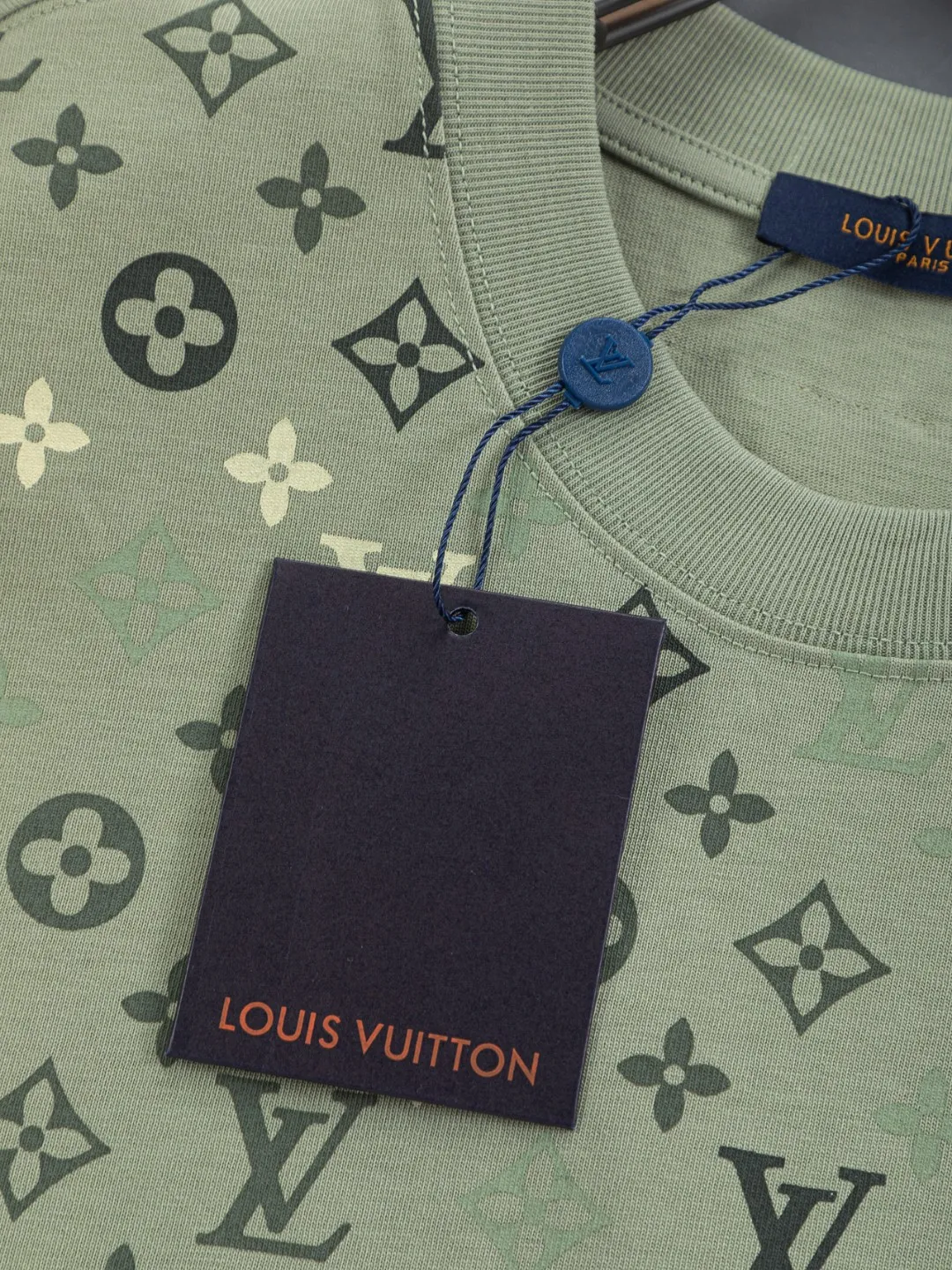 🅿️200 Louis Vuitton 1V LV lv slightly wide version S-XL LV 26ss new products are available at the counter simultaneously. Multiple craftsmanship. Chest patch letters 🪡 embroidery. Back patch letters four-leaf clover 🍀🪡 embroidery. Round neck short-sleeved T-shirt, same style for men and women! Consigned to one-to-one creation. Synchronized with the official website, pure cotton fabrics at the counter! It is close to the skin and comfortable, durable and easy to wear. It has a classic and simple logo design and meticulous original craftsmanship. Short-sleeves, a must-have item for men, do not appear to be the same for the general public, but must be unique and eye-catching. This LV short-sleeve is all about quality, comfort, the same shape and fashion as always, including fabrics and cutting techniques. All of them have been made with great effort! 320 grams of washed pure cotton fabric, pure cotton is breathable, very refreshing and comfortable for daily wear. The rib knitting on the neckline is smooth and tight, and the neckline will not be skewed if you toss it at will. The loose version, you will find that it looks really good on the upper body. The overall is minimalist and neat, super versatile for daily use! Pair it casually with a pair of pants for a youthful look. A T-shirt will make your outfit crazy. It is a fashionable item that can never go wrong! Color: Green Blue Purple Size: S-XL Size chart: S: Shoulder width 50-Bust 56-Length 70 M: Shoulder width 52-Bust 57-Length 72 L: Shoulder width 54-Bust 59-Length 74 XL: Shoulder width 56-Bust 62-Length 76